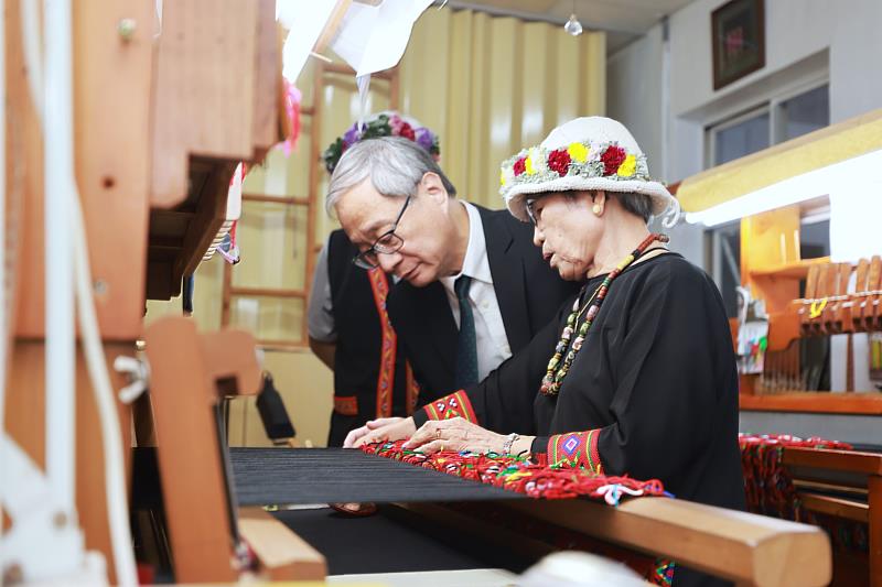 文化部長李遠（左）參觀人間國寶Sunay Paelabang孫菊花工作室，瞭解孫菊花藝師的織布方式。
