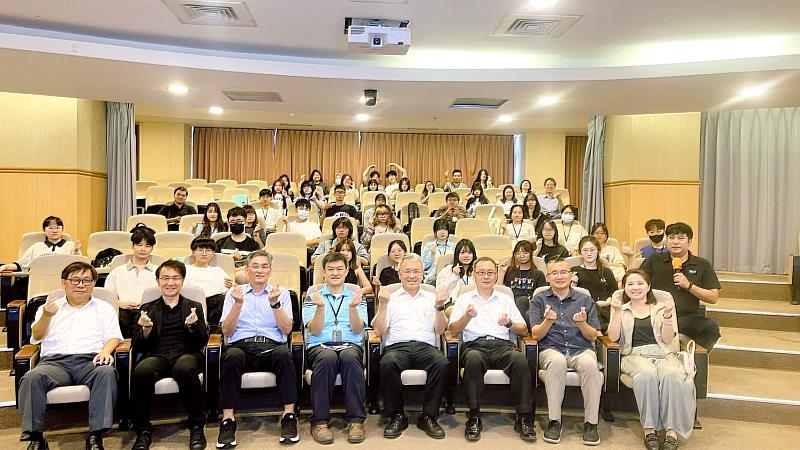 中國科大參與菁英學程之大一新生與師長合影(照片/校方提供)