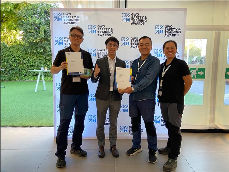 Safety & Training Forum and Awards 2025 金屬中心榮獲雙重大獎合影（左起：亞太地區最佳講師得主方金龍、經濟部能源署再生與前瞻能源發展組黃韋智委員、金屬中心海發組副組長王振昌、金屬中心海發組訓練小組長黃小菁）