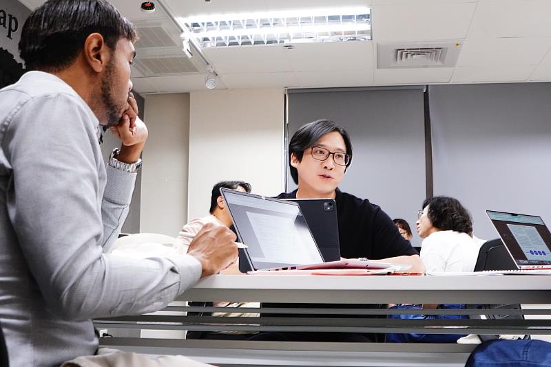 美籍學者Jye Smallwood為學生開設重點培育學院口說課程。(圖/淡江大學提供)