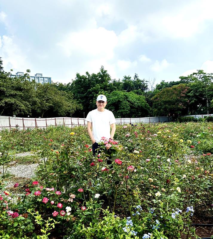 《黃騰輝×東海大學 2026 典藏年曆》收錄藝術家黃騰輝為東海玫瑰園繪畫的〈小王子的玫瑰〉。