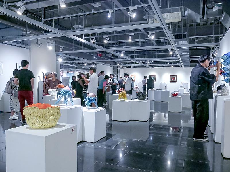 展覽現場人潮不斷，開幕日吸引眾多民眾駐足欣賞，許多藏家、藝文愛好者熱烈交流，感受陶與畫交融的細膩魅力。