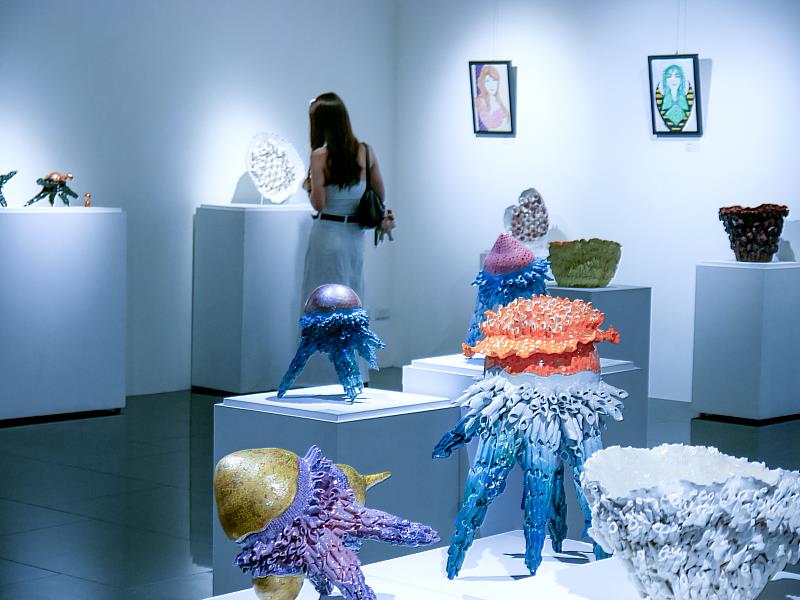 展場一隅，色彩繽紛的陶藝與彩繪作品在光影間綻放，宛如一場幻花的盛宴。邀請觀眾親臨現場，近距離感受藝術家筆下自然與情感交織的詩意空間。