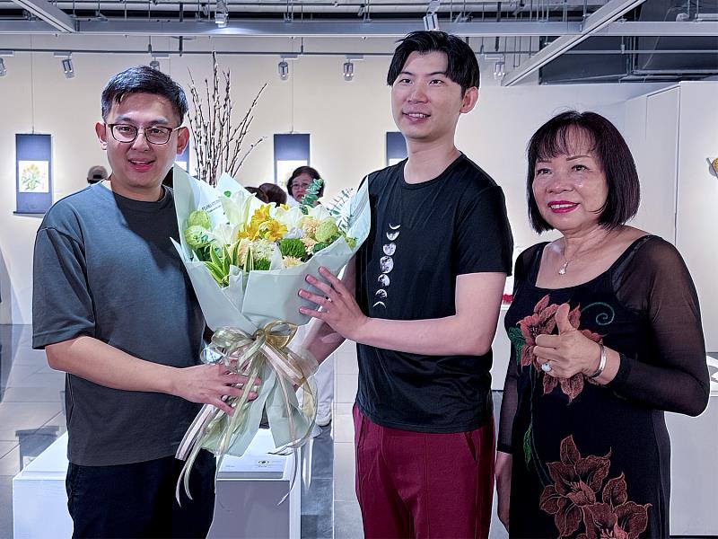 卓冠廷議員獻花祝賀，新北市議員卓冠廷特地前來祝賀，獻上花束並與曾祥軒及其母親合影留念。3人笑容洋溢，象徵地方對青年藝術家的支持與肯定。