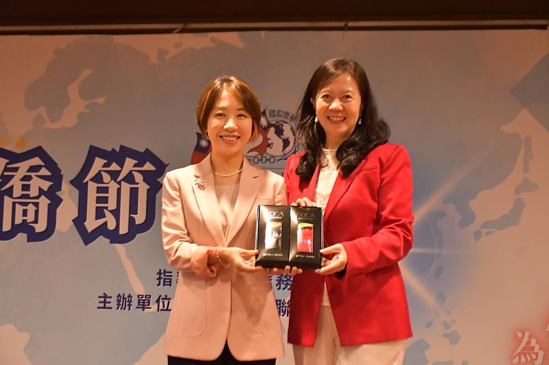 童惠珍致贈紀念品予李姸慧