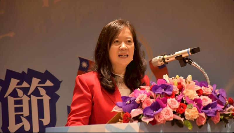 華僑救國聯合總會理事長童惠珍致詞