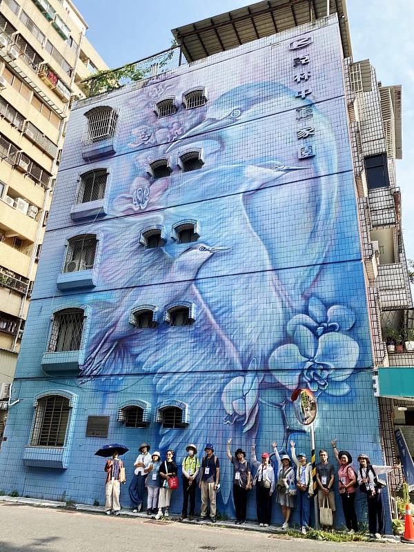 學員們一同走進三餘書店周邊景點，透過鏡頭捕捉城市風景