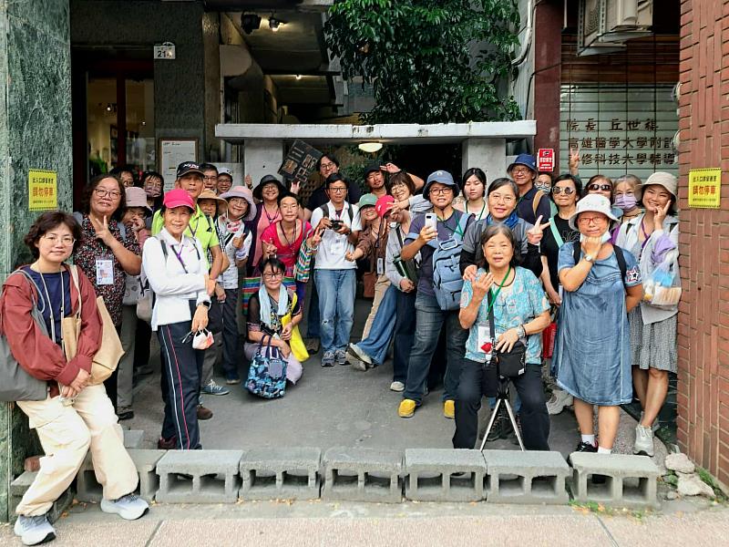 百大文化基地－高雄三餘書店體驗工作坊大合照