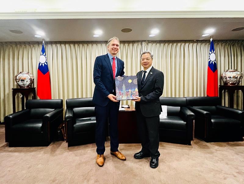 龔部長與立陶宛駐臺代表盧思融合照