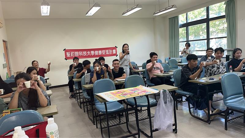 聖約翰科技大學舉辦「食農教育－蔬果選擇預防代謝症候群」課程，越南學生在講師引導下，認識健康飲食的好滋味。