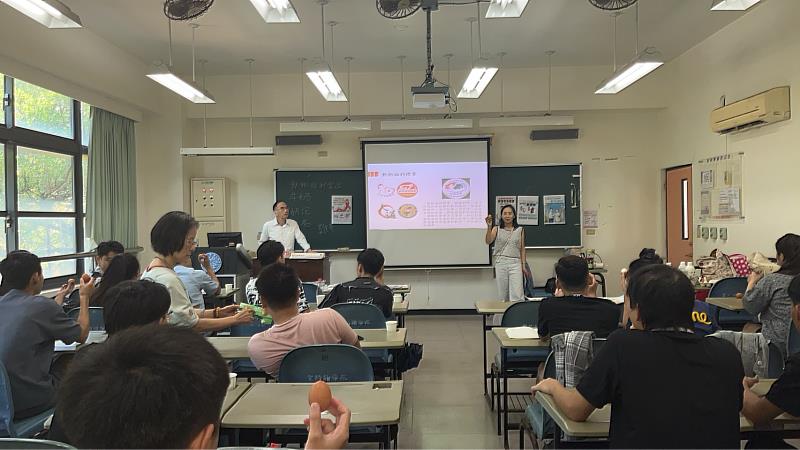 課堂中以中越雙語講解，幫助學生理解「均衡飲食」與「三高預防」的重要性。