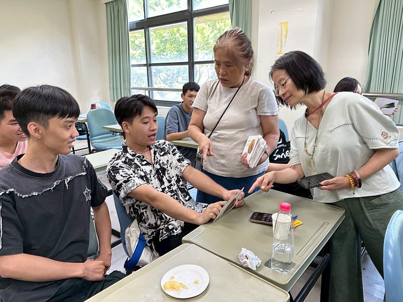 講師以圖卡與實物互動教學，帶領學生辨識蔬果種類與營養內容。