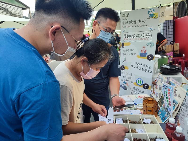 民眾進行於市集中進行數位體驗