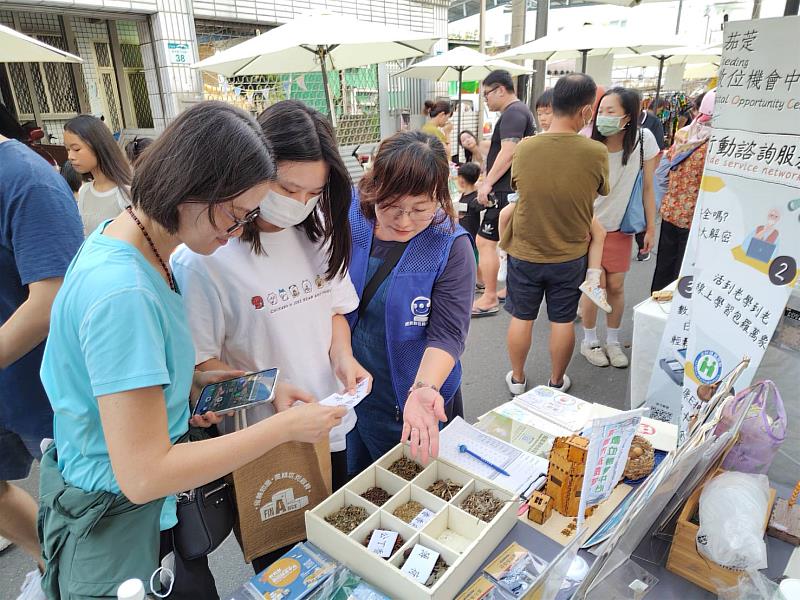 民眾進行於市集中進行數位體驗