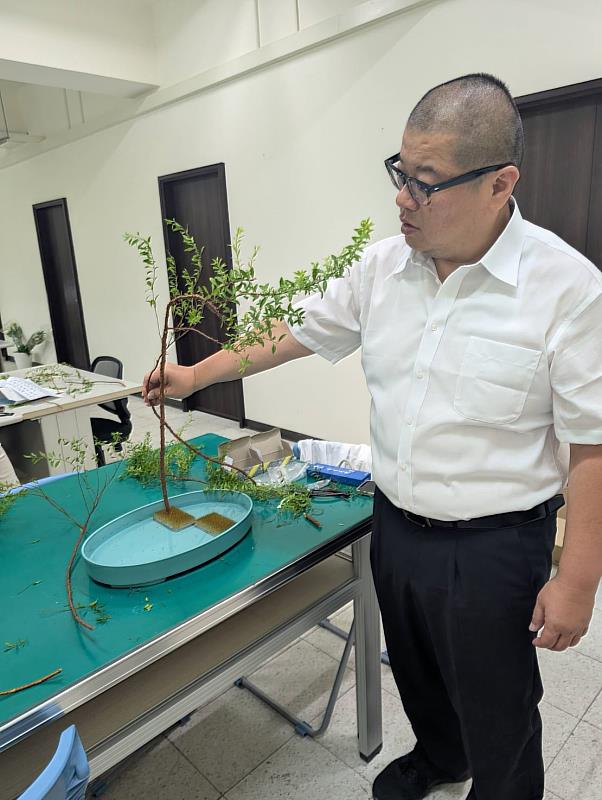 龍國英老師講授花道藝術。