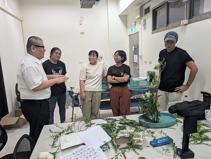 學員從實作中體驗花道藝術美學。