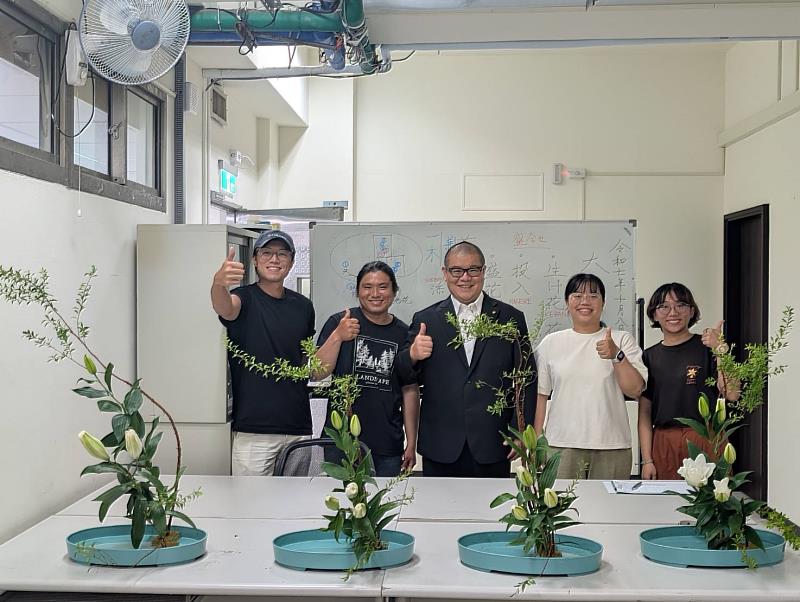 龍國英老師教授日本大和未生流花道美學課。