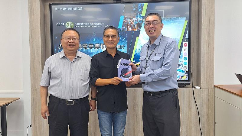 台灣世曦副總經理王子安（右）致贈禮品予工學院暨AI創智學院及精準健康學院院長李宗翰（中），左為資訊工程學系特聘教授張志勇。（圖／淡江大學提供）