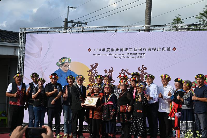卑南族孫菊花榮獲「人間國寶」 文化部長親授證