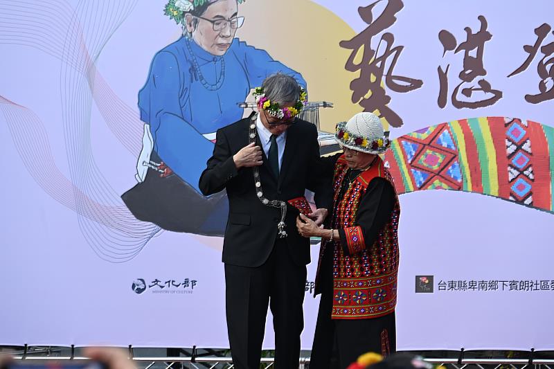 卑南族孫菊花榮獲「人間國寶」 文化部長親授證