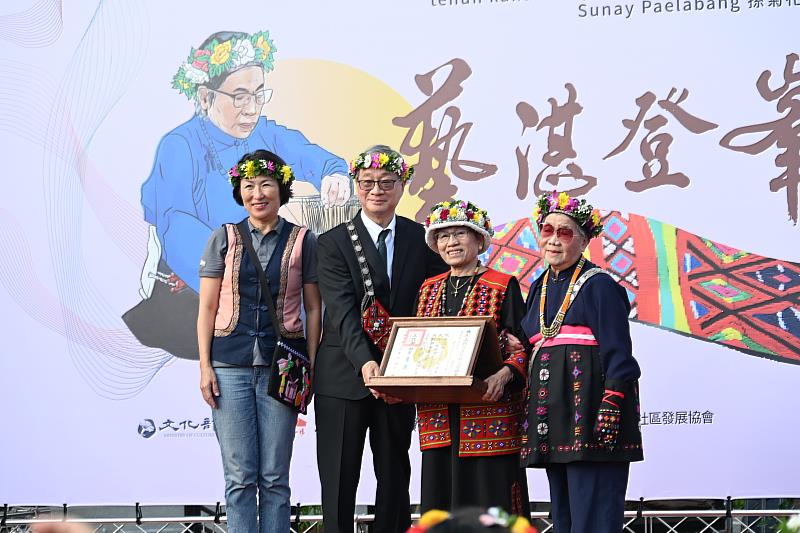 卑南族孫菊花榮獲「人間國寶」 文化部長親授證