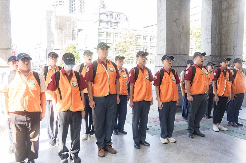 邱代理市長慰勉啟程役男。