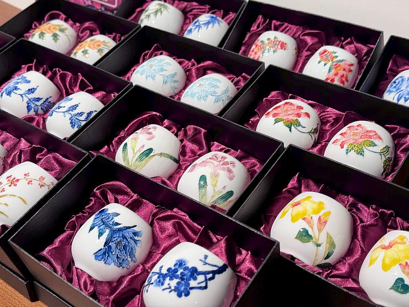 陶藝家曾祥軒《幻花》展出期間推出「百花對杯」，手繪花朵綻放於杯身，色彩繽紛、充滿生命力，展期限定優惠限量發售，成為嘉年華期間的人氣亮點。