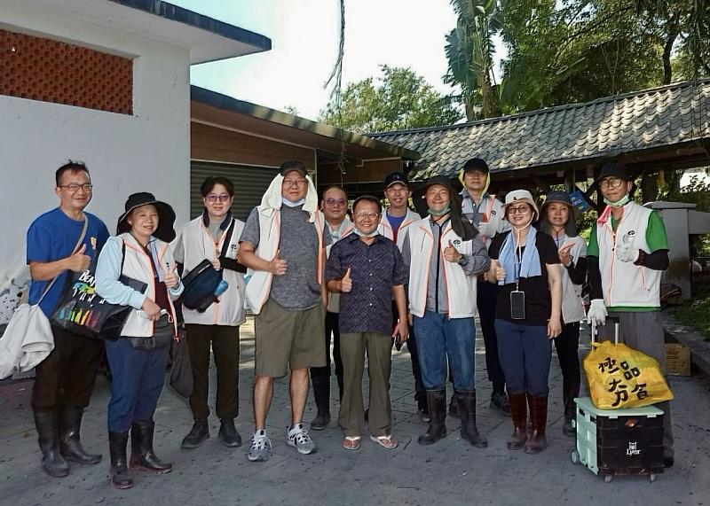 農信保基金董事長賴坤成（左6）及總經理陳冠丞（右5）與同仁投入救災