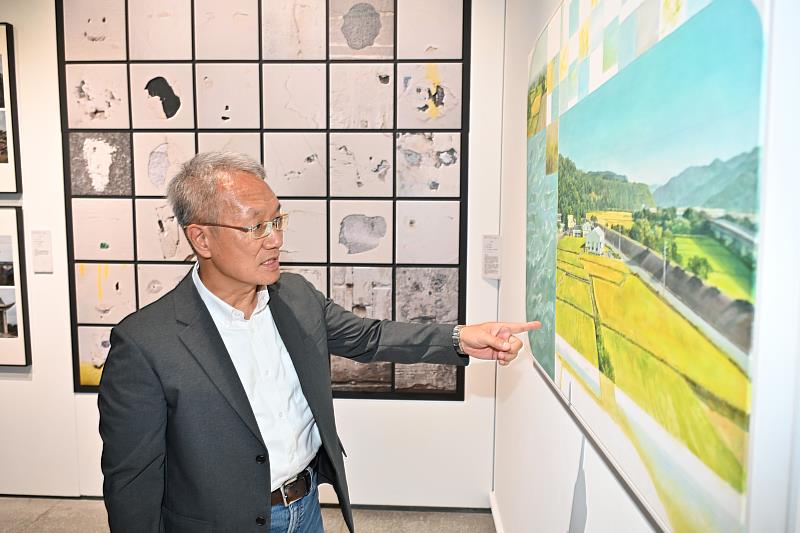 代理縣長林茂盛欣賞宜蘭意象獎作品《蘭陽記憶拼圖》