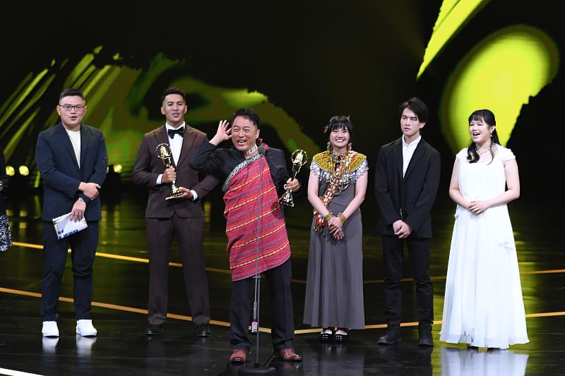 世新大學新聞系校友高瑞麟（Hayung 哈勇，左3）、廣電系校友劉佳怡（佳怡，右1）主持製作《隔壁住了誰》榮獲第60屆廣播金鐘獎【教育文化節目主持人獎】（三立提供）