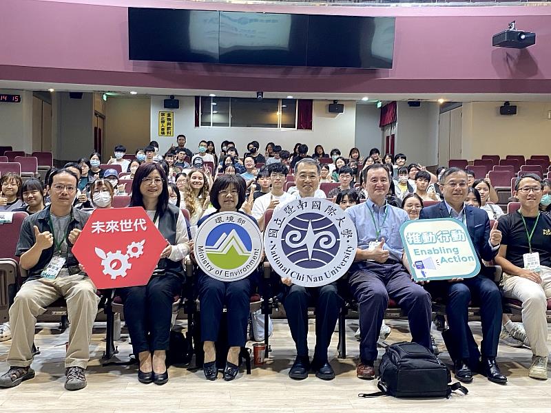 暨大舉辦「打造綠領新勢力」論壇，吸引上百位師生共同探討。