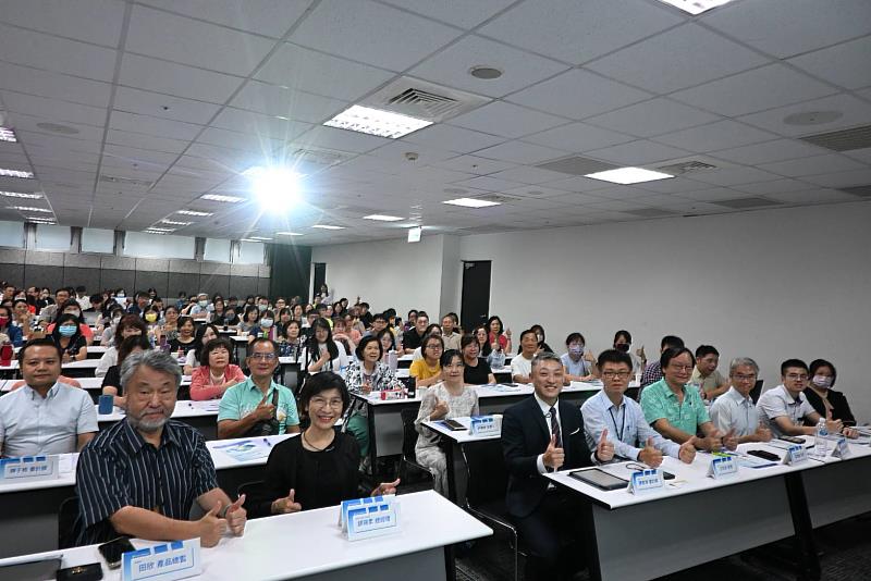 欣大資訊與叡揚資訊於「事務所 AI 升級」聯合發表會上揭示成熟的AI解決方案，協助事務所化解人力瓶頸，邁向智慧化經營。前排左起為叡揚資訊雲端產品總監田欣、雲端及巨資事業群總經理胡瑞柔、欣大資訊會計師陳智鴻及經理王志成。