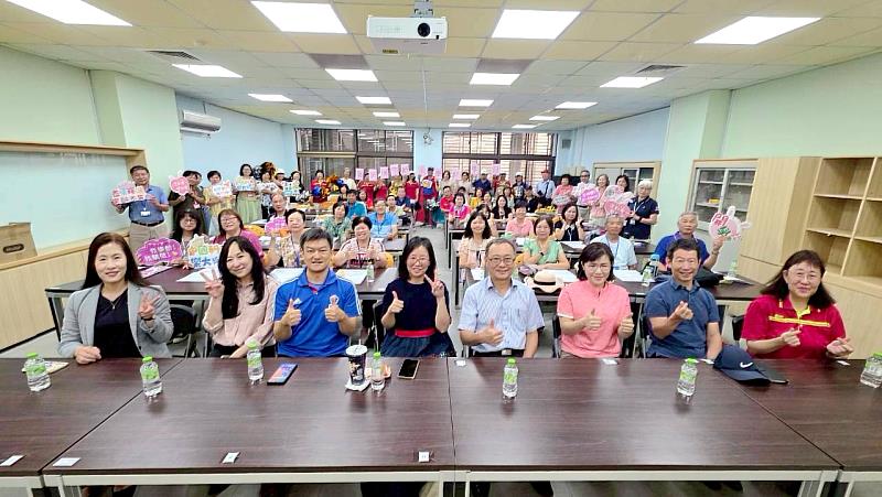 中國科大第16屆樂齡大學全體學員合影（照片/校方提供）