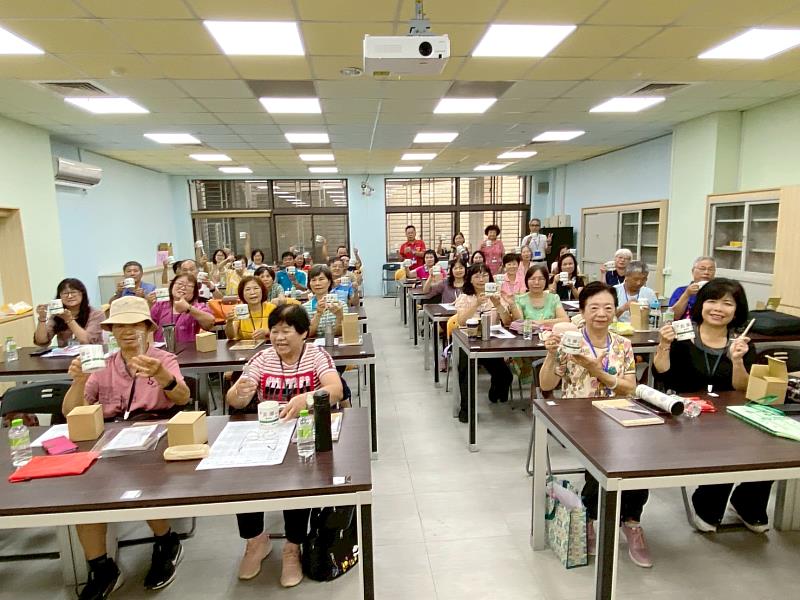 中國科大致贈樂大每一位新生小禮物（照片/校方提供）