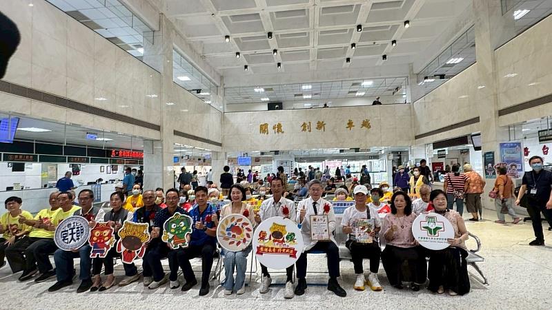 2025「樂活長青．繪愛北港」得獎作品在北港媽祖醫院開展。