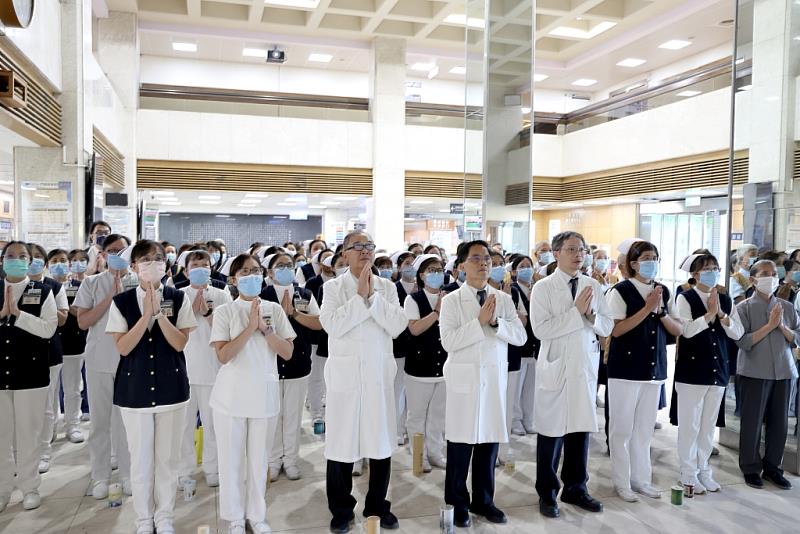 花蓮慈濟醫院院長林欣榮帶領醫護行政同仁及志工，雙手合十誠心祈禱，祈願受到影響的民眾能早日恢復安定生活。