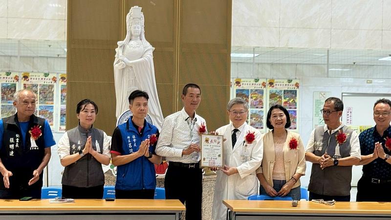 吳錫金院長致贈朝天宮董事長蔡咏鍀感謝狀。