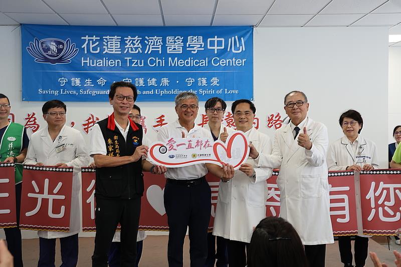 完成連續18天的緊急醫療任務，花蓮慈院正式將醫療站交棒給光復鄉衛生所，讓愛一直都在、永不止息。右起花蓮慈院資深顧問許文林、花蓮慈院院長林欣榮，由花蓮縣衛生局長朱家祥（左1）與光復鄉衛生所主任林春孝（左2）代表接下任務。（攝影/吳宛霖）