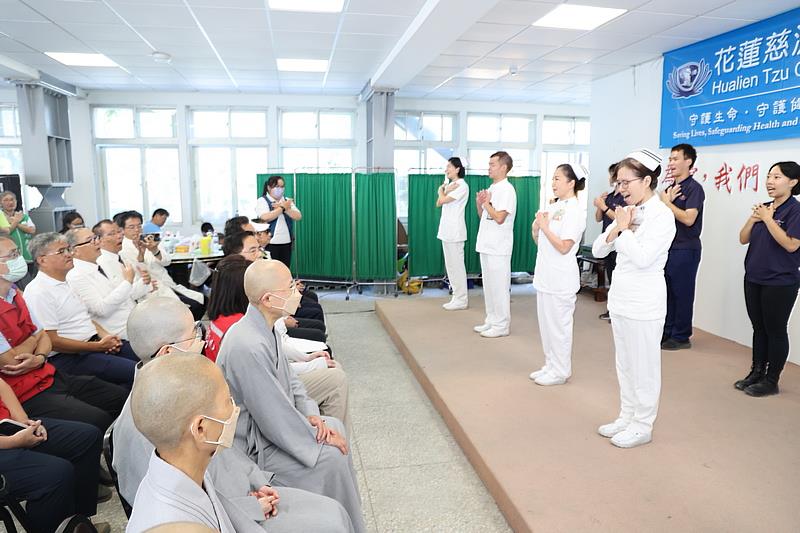 由花蓮慈院護理師團隊與慈濟大學物理治療系團隊以手語「愛與關懷」獻給光復民眾。（攝影/吳宛霖）