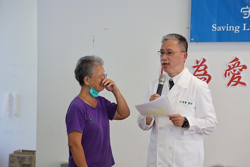 住家被泥流淹沒的林翠蘭，一見到曾到她家當鏟子超人的感恩會主持人王智賢醫師，就開始淚如雨下。（攝影/吳宛霖）