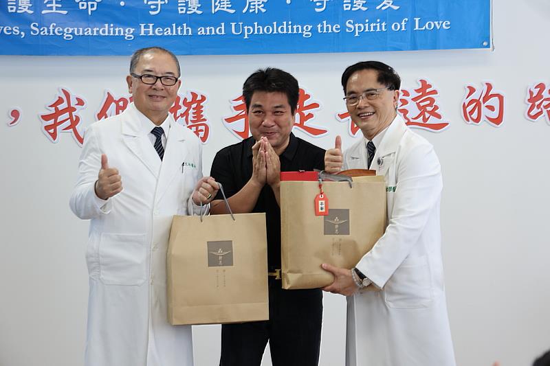 花蓮慈院林欣榮院長（右1）和許文林資深顧問（左1）感恩無償提供住家空間給花蓮慈院設置醫療站的光復鄉親許恒瑞先生，讓他強忍淚水頻頻感恩醫療團隊的無私付出。（攝影/吳宛霖）