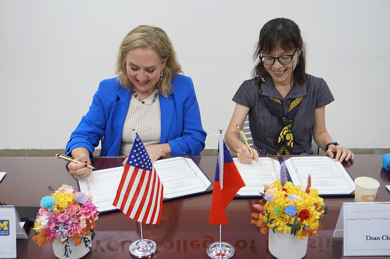 The MOU was jointly signed by Professor Li-Yin Chien, Dean of the NYCU College of Nursing, and Professor Jeanne-Marie Stacciarini, Associate Dean for Global Affairs at the University of Michigan School of Nursing.