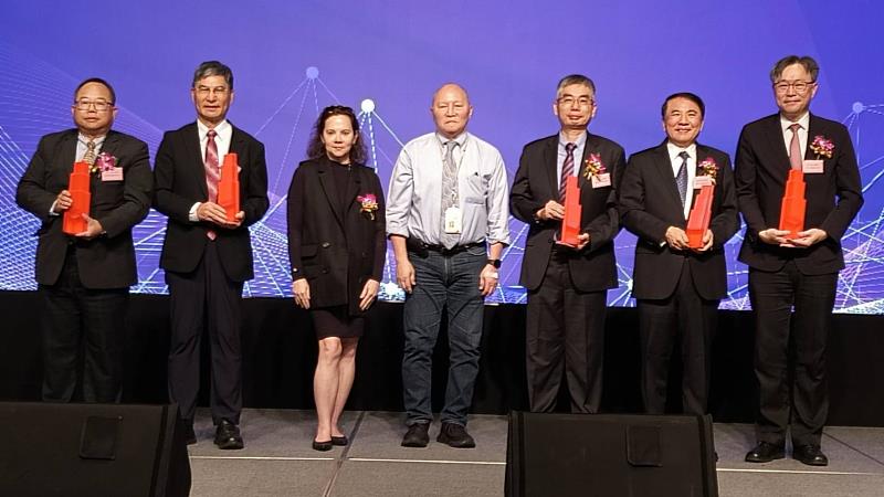 海大許泰文校長（右2）榮膺「有庠科技講座」