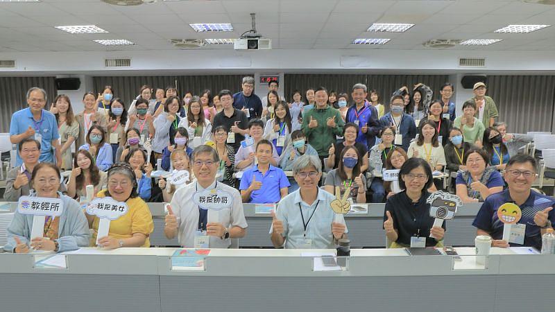 南臺科技大學2025年師培USR成果分享會全體合影,師培生與教育夥伴共見證「同行共變、共創未來」的教育力量。