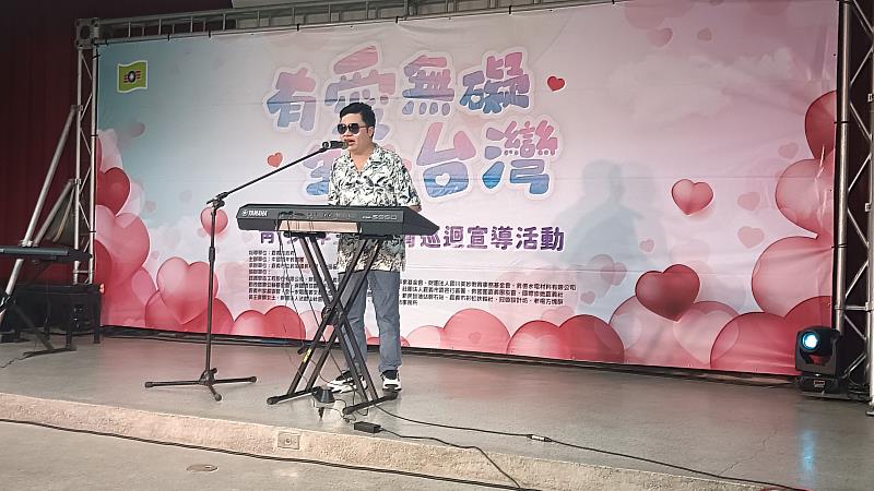 視障音樂創作人陳祈信自彈自唱的演出