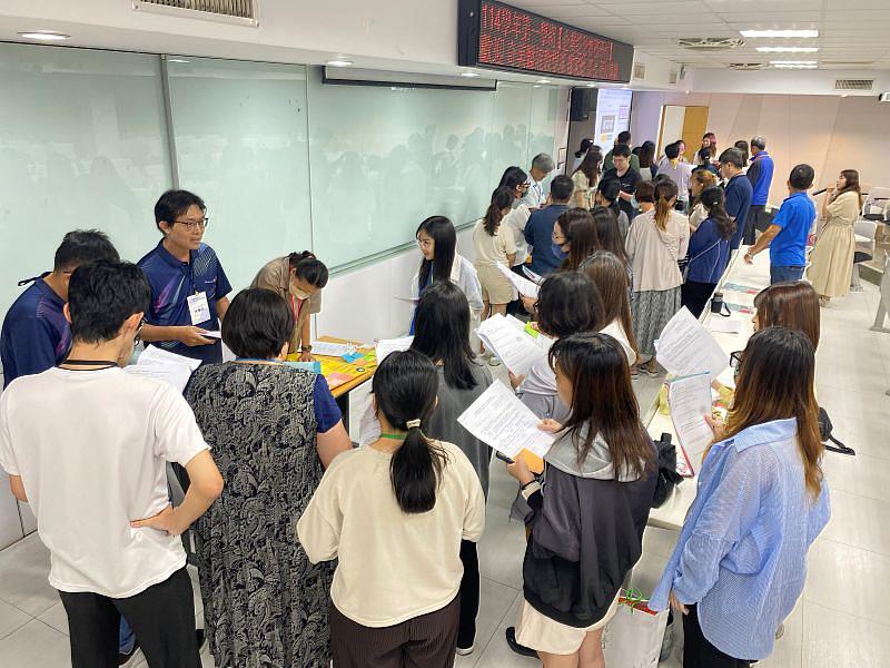 對話中激盪未來想像，教育願景咖啡館熱烈進行。師培教師、校長與師培生跨界共談，勾勒2035教師新圖像。