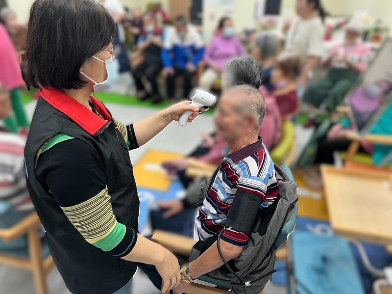 離開職場25年,林女士(左)在北分署協助下重返職場擔任社區照服員