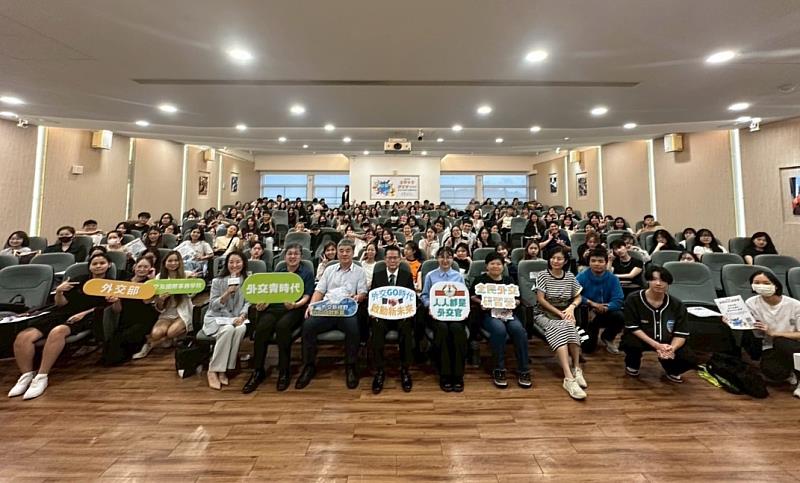 中華民國全國中小企業總會虞歡庭主持人（左1）、醒吾科技大學觀光餐旅學院黃寶元院長（左2）、醒吾科技大學陳寶億校長（左3）、外交部非政府組織國際事務會宋永福副參事（左4）、國際青年大使朱巧筠（右3)、醒吾科技大學觀光休閒系專任林副教授（右2)、醒吾科技大學國際暨兩岸事務處黃巧玲副國際長（右1）與學員合影