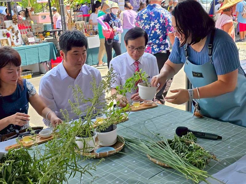 客委會邱星崴政務副主委、高雄客委會楊瑞霞主委、高餐大陳國泰校長七感客家療癒香草體驗