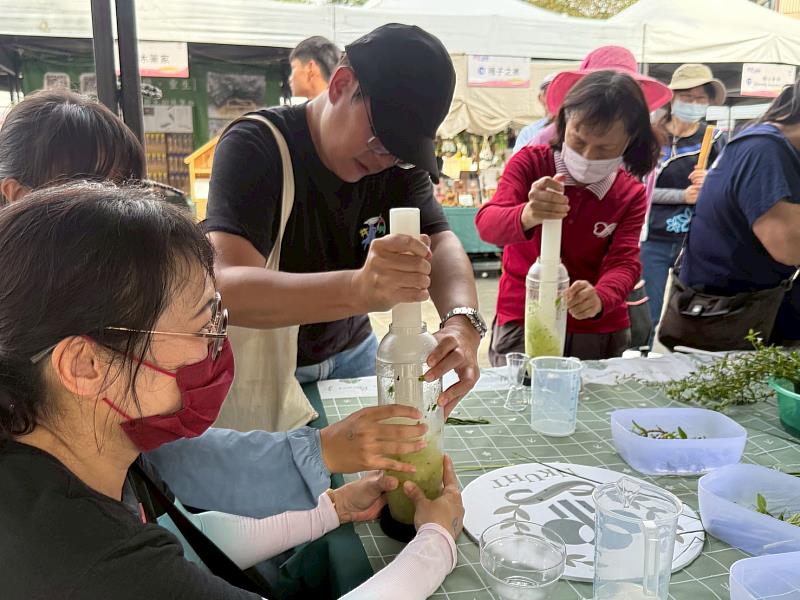 現場民眾「暴打客家香草搖滾飲品」七感療癒體驗活動